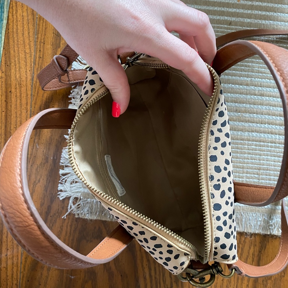 Universal thread crossbody bag